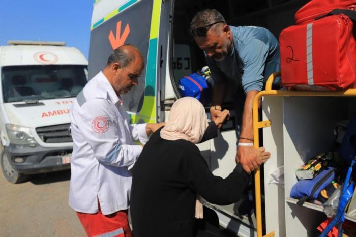 الهلال الأحمر الفلسطيني: مغادرة 85 مريضاً ومرافقاً عبر معبر رفح للعلاج