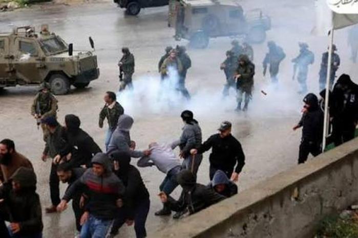 قوات الاحتلال تعتقل 3 أشقاء وتصيب مواطنين بالاختناق في بلدة عناتا
