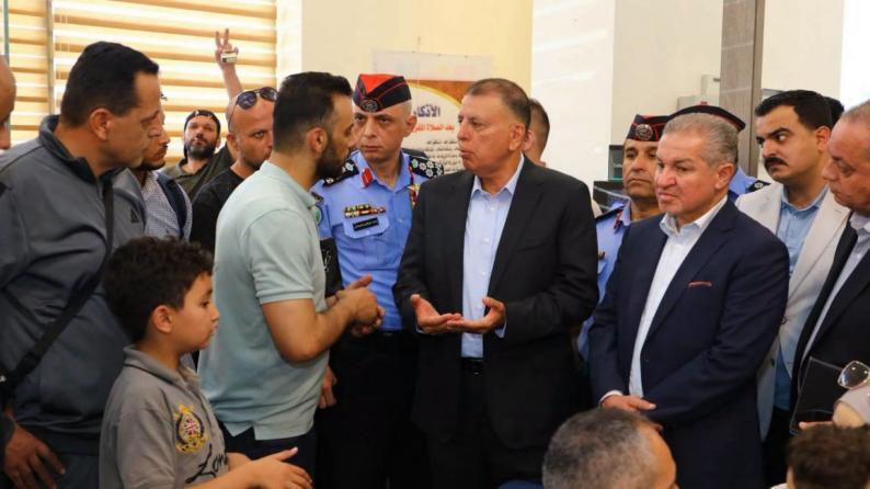 "وزير الداخلية الأردني مازن الفراية يتابع ميدانياً شكاوى المسافرين على الجسر