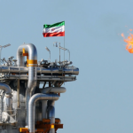 واشنطن تمنح طهران ترخيصاً مؤقتاً لمدة 60 يوماً يجيز بيع النفط الإيراني