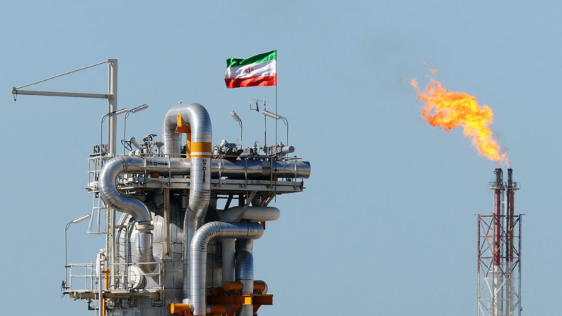 واشنطن تمنح طهران ترخيصاً مؤقتاً لمدة 60 يوماً يجيز بيع النفط الإيراني