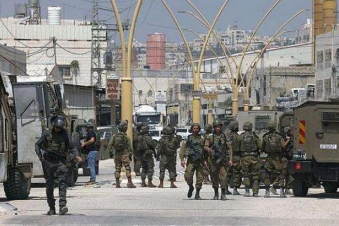 الاحتلال يقتحم بلدة يطا ويغلق طرقاً حيوية جنوب الخليل