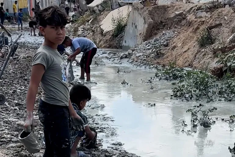 مادة تشبه الإسمنت السائل تغرق شوارع مخيم المغازي 