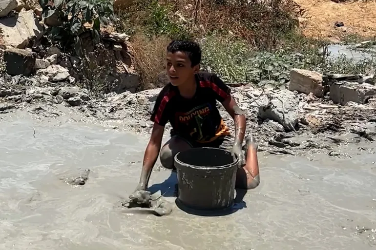 مادة غريبة تشبه الإسمنت تغرق شوارع مخيم المغازي وسط مخاوف صحية