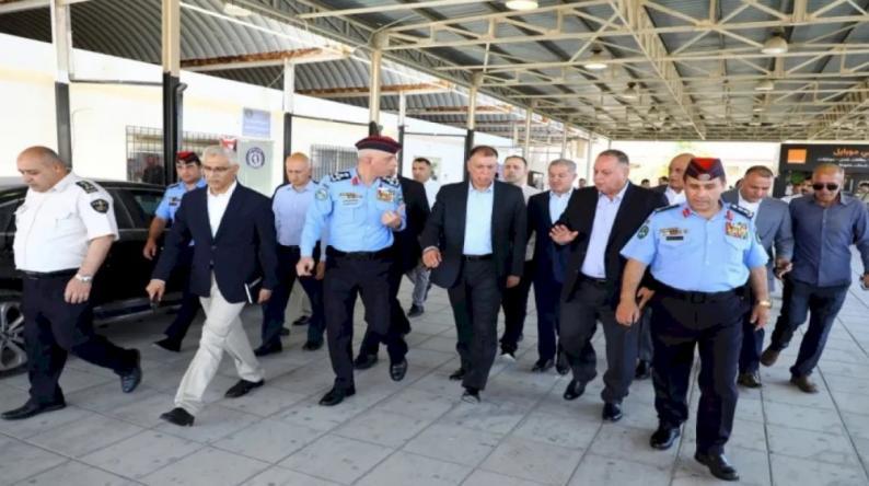 مازن الفراية يقف على واقع الخدمات المقدمة للفلسطينيين.. ويؤكد: إجراءات الاحتلال هي سبب الاكتظاظ والتأخير