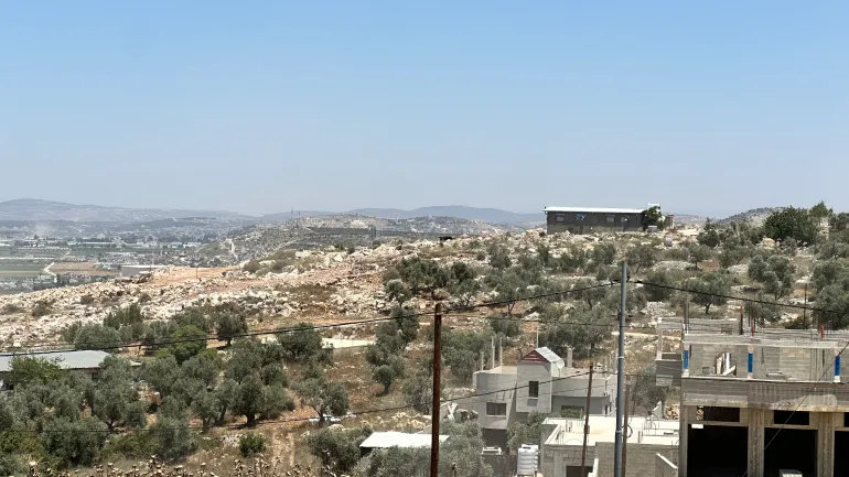 غرف متنقلة للمستوطنين قرب منازل الفلسطينيين في بلدة عرابة جنوب جنين تمهيداً لتشييد مدرسة دينية