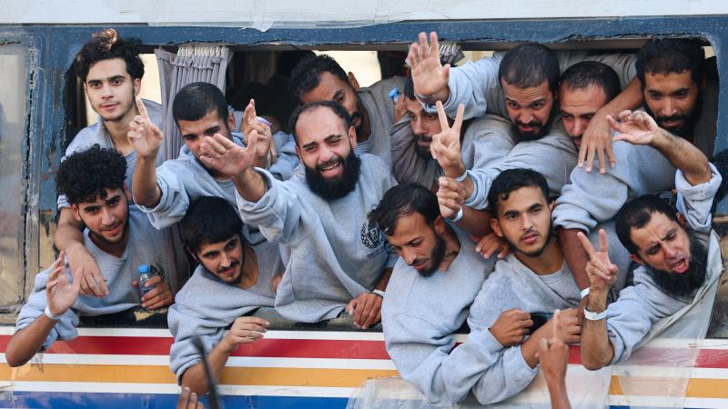 اللجنة الدولية للصليب الأحمر تسهل نقل 13 معتقلاً مفرجاً عنهم إلى غزة
