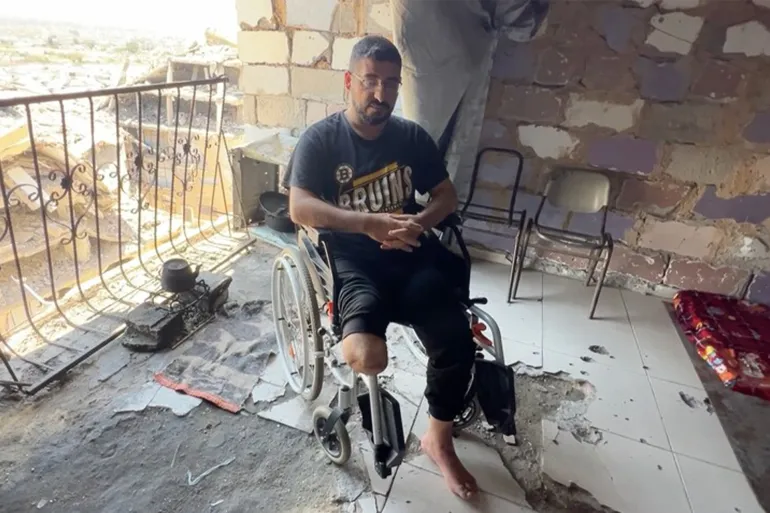 الإهمال الطبي داخل السجون يجبره على الكرسي المتحرك.. وآلة الحرب تسرق معيل أسرته الوحيد