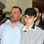 قائد كتائب القسام الشهيد أحمد الجعبري (يسار) قبيل تسليم الجندي جلعاد شاليط (وسط) لإتمام صفقة تبادل الأسرى في 2011 (رويترز)