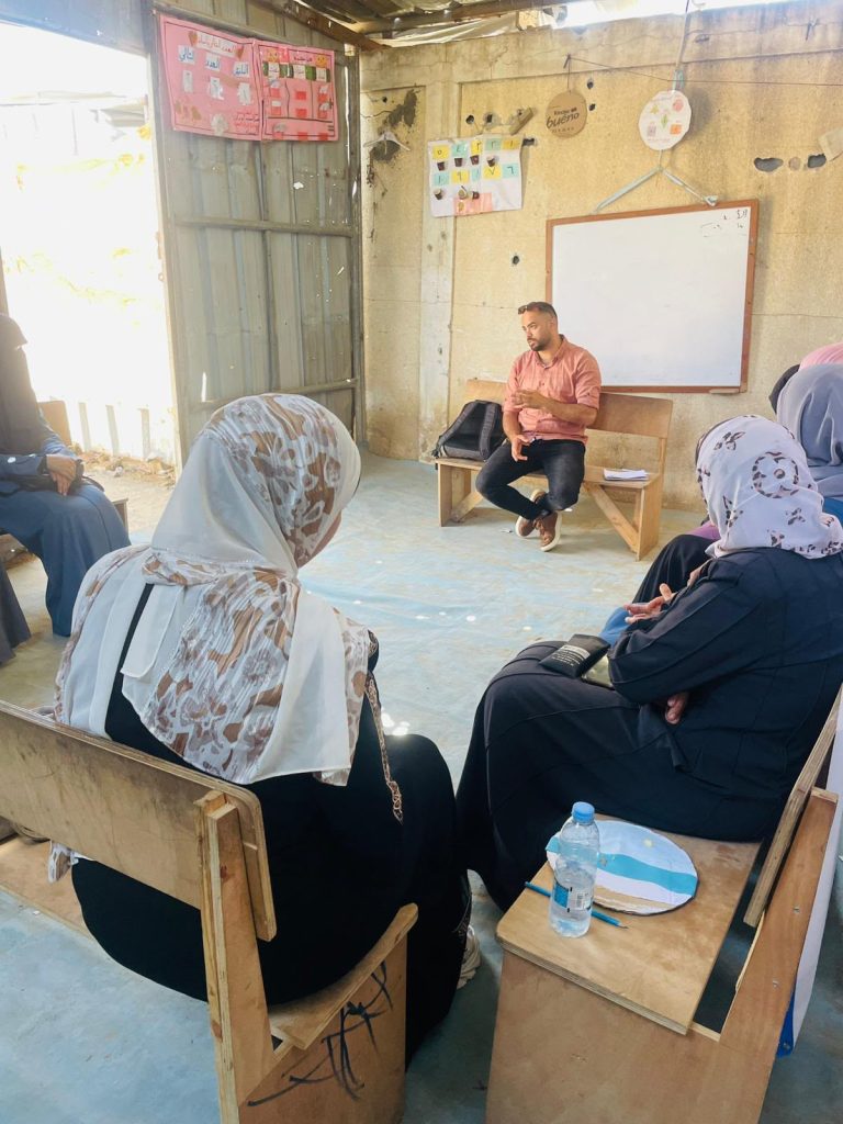ورشة تعريفية لتمكين عضوات مجالس الظل ببلدية دير البلح في مخيمات الإيواء