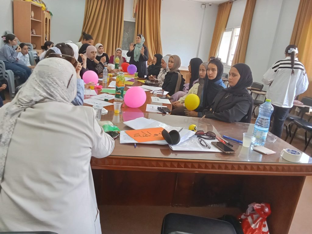 "المشاركات يستعرضن آليات تفعيل دور القيادة النسوية في الشأن العام
