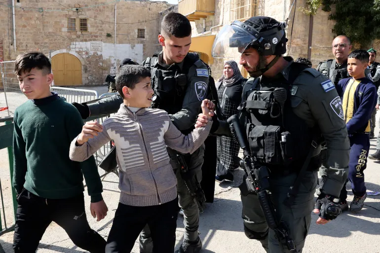 إبعاد الأطفال الفلسطينيين قرب المسجد الإبراهيمي.