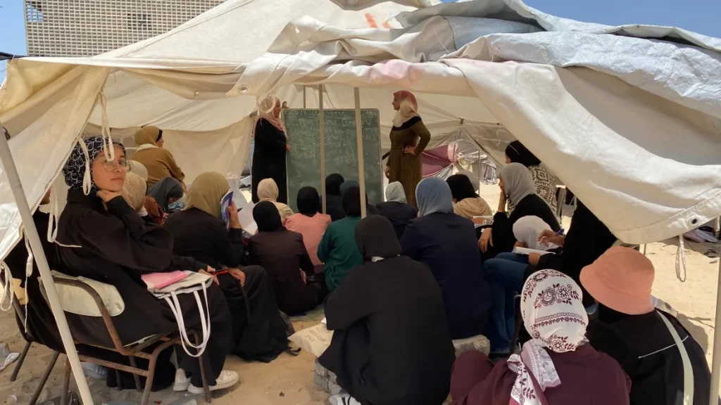 الخيمة أضحت مكان الفصل الدراسي في غزة حيث دمرت أغلبية المدارس وتحول القليل المتبقي منها إلى مراكز إيواء للنازحين (الجزيرة)