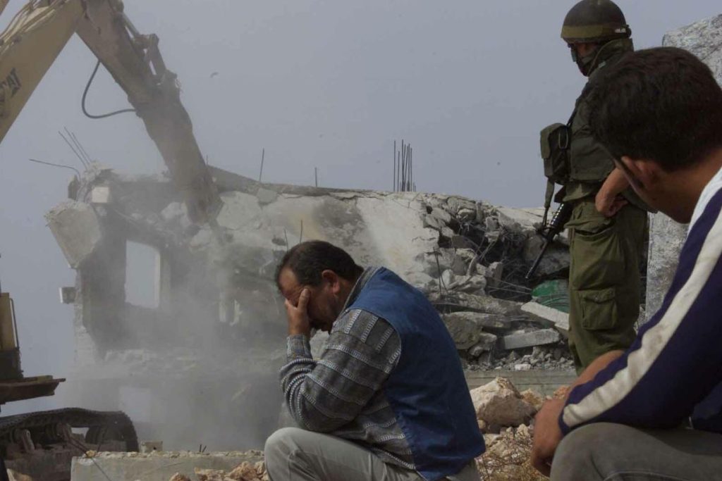 لحظة هدم منزل فلسطيني بالضفة الغربية-صورة أرشيفية