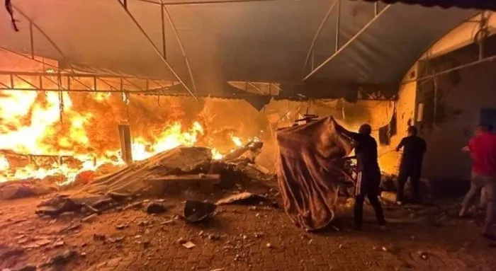 خيام النازحين المحروقة في مستشفى شهداء الأقصى