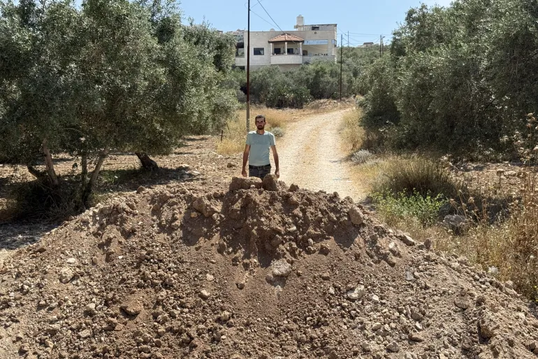 الاحتلال أغلق الطرق الزراعية في جنين بسواتر ترابية (الجزيرة)