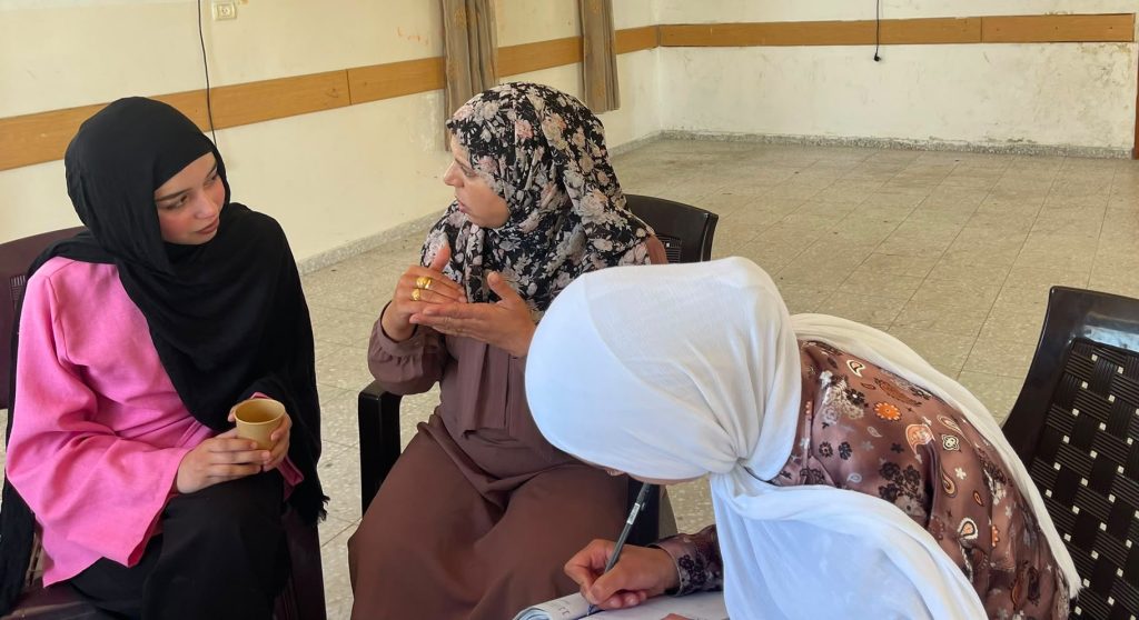 جمعية المرأة العاملة الفلسطينية تنظم ورشة حول "المشاركة المجتمعية" للنساء والشباب في أم سلمونة