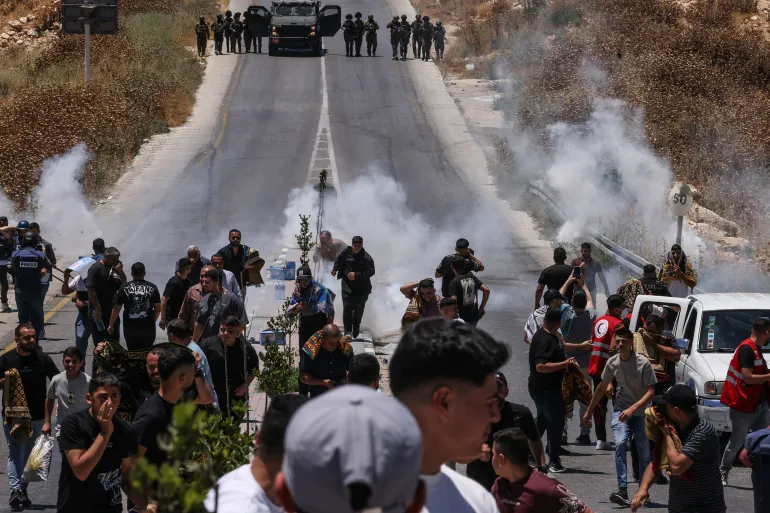اختناقات تطال عشرات الفلسطينيين جراء الاعتداءات الإسرائيلية بقنابل الغاز (الفرنسية)