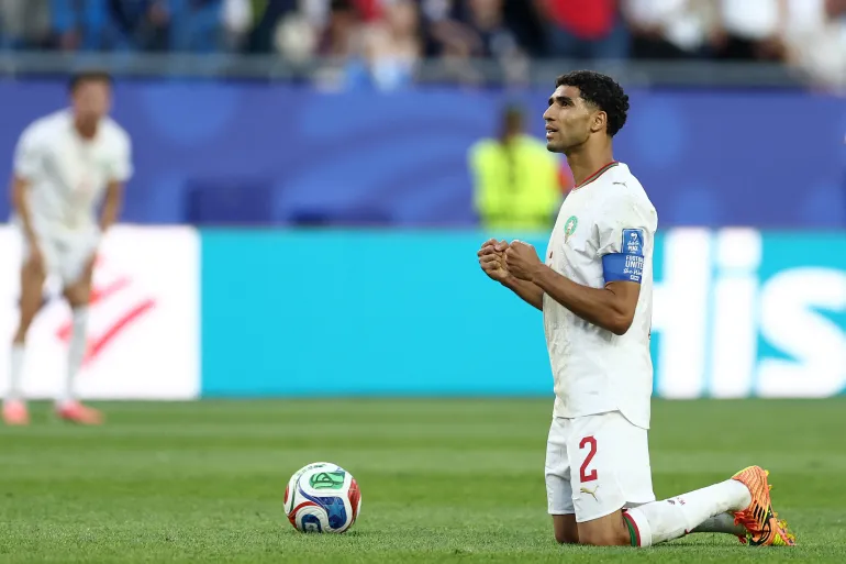 أشرف حكيمي نجم منتخب المغرب بعد الفوز على إسكتلندا في كأس العالم 2026. (الفرنسية)