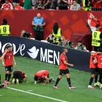 تريزيغيه لاعب المنتخب المصري يحتفل مع زملائه بعد تسجيل الهدف الثالث للفراعنة أمام نيوزيلندا ضمن منافسات المجموعة السابعة (الفرنسية)