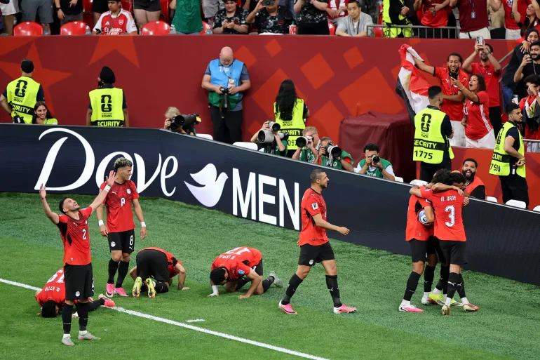 تريزيغيه لاعب المنتخب المصري يحتفل مع زملائه بعد تسجيل الهدف الثالث للفراعنة أمام نيوزيلندا ضمن منافسات المجموعة السابعة (الفرنسية)