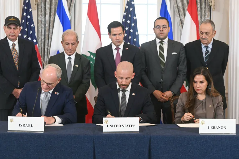 توقيع اتفاق إطار بين لبنان وإسرائيل في مقر وزارة الخارجية الأمريكية بواشنطن (الفرنسية)