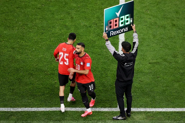 لحظة خروج محمد صلاح واستبداله بزيزو خلال مباراة مصر وإيران ضمن مونديال 2026 (الفرنسية)