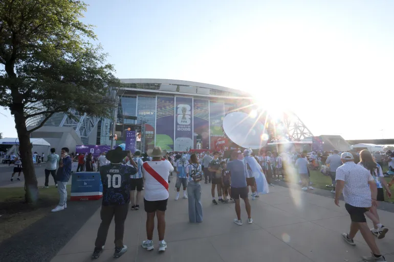 جماهير أرجنتينية في محيط ملعب دالاس قبل مباراة منتخبها ضد الأردن في كأس العالم (الفرنسية)