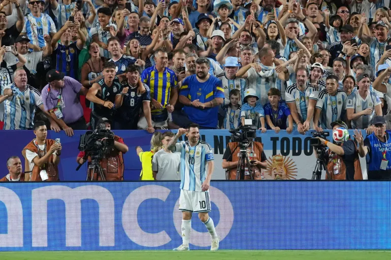 جماهير منتخب الأرجنتين عاشت لحظات استثنائية في مباراة فريقها ضد الجزائر (أسوشيتد برس)