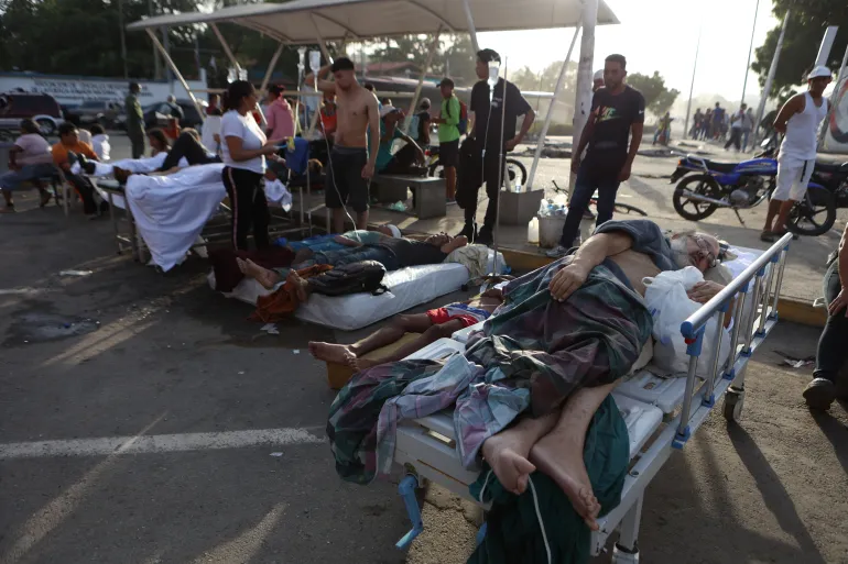 مرضى يرقدون خارج مستشفى أُخلي بعد تعرضه لأضرار جراء الزلزال في مدينة كاتيا لا مار بفنزويلا (أسوشيتدبرس)