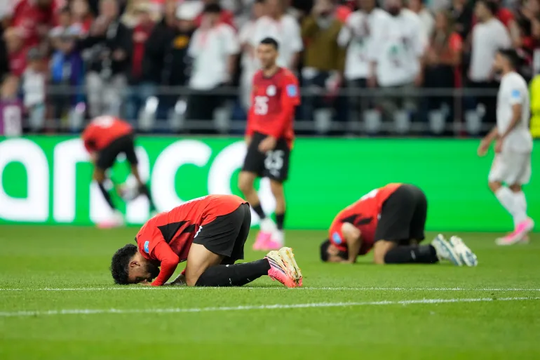 لاعبو مصر يسجدون شكرا لله بعد التأهل لدور الـ32 (أسوشيتد برس)