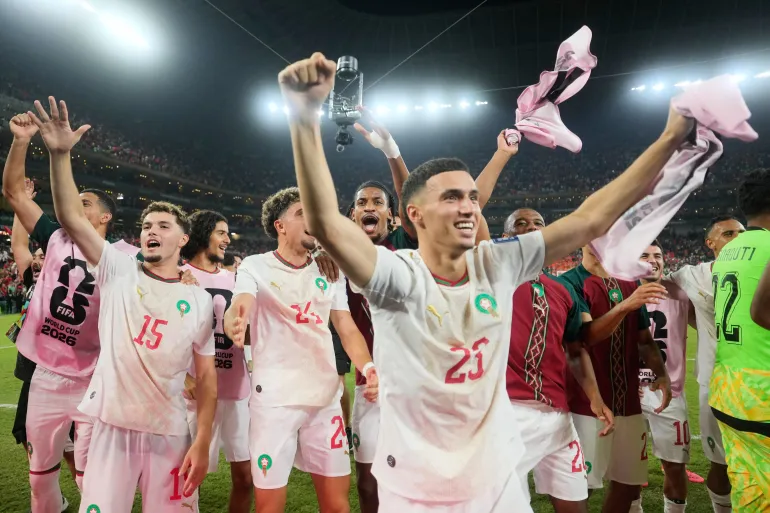 لاعبو منتخب المغرب يحتفلون ببلوغ ثمن نهائي كأس العالم 2026 بعد الفوز على هولندا (أسوشيتد برس)