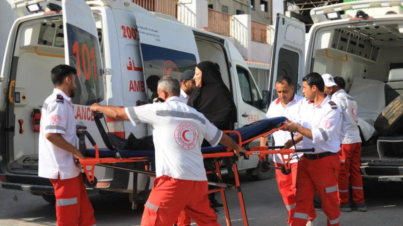 الهلال الأحمر الفلسطيني: مغادرة 85 مريضاً ومرافقاً عبر معبر رفح للعلاج