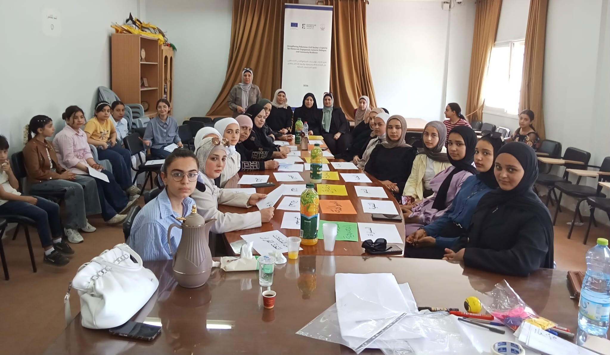 نظمت جمعية المرأة العاملة ورشة عمل في قرية دير شرف شمال غرب نابلس لتعزيز الوعي النسوي بأهمية المشاركة المجتمعية وتنمية المهارات القيادية.