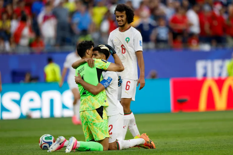 لاعبو المنتخب المغربي يحتلفون بالفوز على إسكتلندا (الأوروبية)