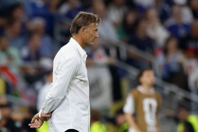 إيرفي رونار مدرب المنتخب التونسي أثناء مباراة اليابان (الأوروبية)