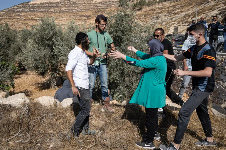 اعتداءات واسعة يشنها المستوطنون في قرى وبلدات الضفة الغربية
