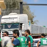 القاهرة شددت على ضرورة تكثيف وصول المساعدات الإنسانية والإغاثية والطبية إلى غزة في مسار منفصل عن المفاوضات (غيتي)