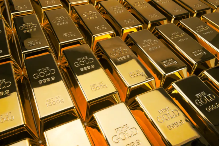 تقلبات الأسواق العالمية: النفط يرتفع والذهب يتراجع بسبب توترات مضيق هرمز