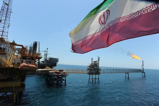 واشنطن تمنح طهران ترخيصاً مؤقتاً لمدة 60 يوماً يجيز بيع النفط الإيراني