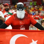 المشجع نجدت أولشرمان في مباراة تركيا وأستراليا (رويترز)
