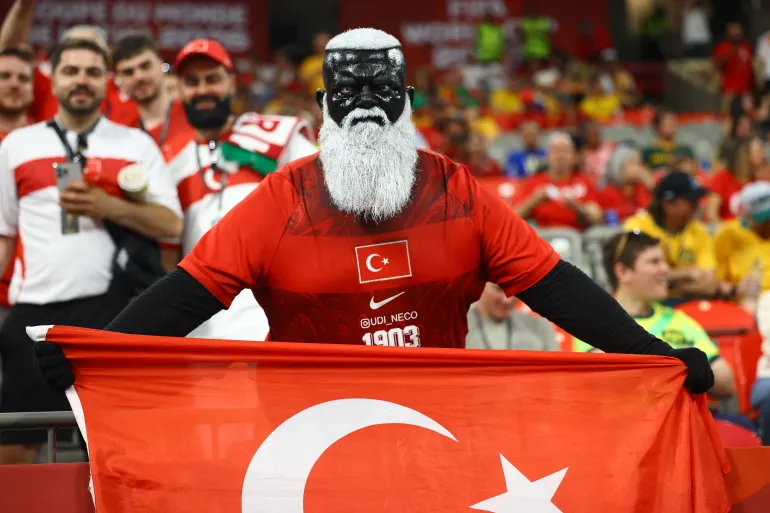 المشجع نجدت أولشرمان في مباراة تركيا وأستراليا (رويترز)