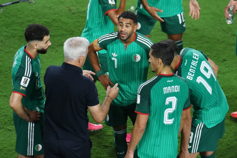 بيتكوفيتش مدرب الجزائر ينوي الدفع برياض محرز أساسيا في مباراة الأردن (رويترز)