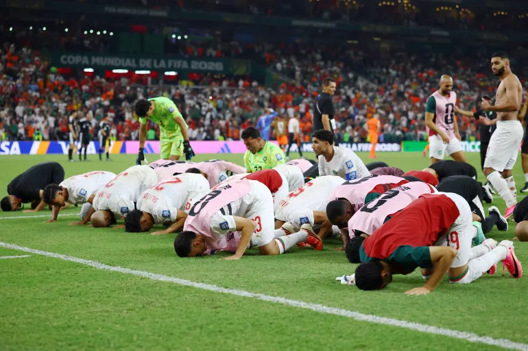 لاعبو المغرب يسجدون شكرا لله بعد الفوز على هولندا والتأهل لثمن النهائي لكأس العالم 2026 (رويترز)