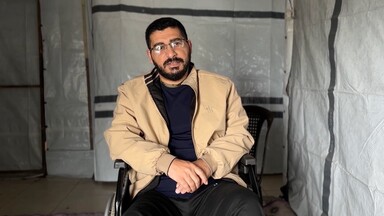 الإهمال الطبي داخل السجون يجبره على الكرسي المتحرك.. وآلة الحرب تسرق معيل أسرته الوحيد