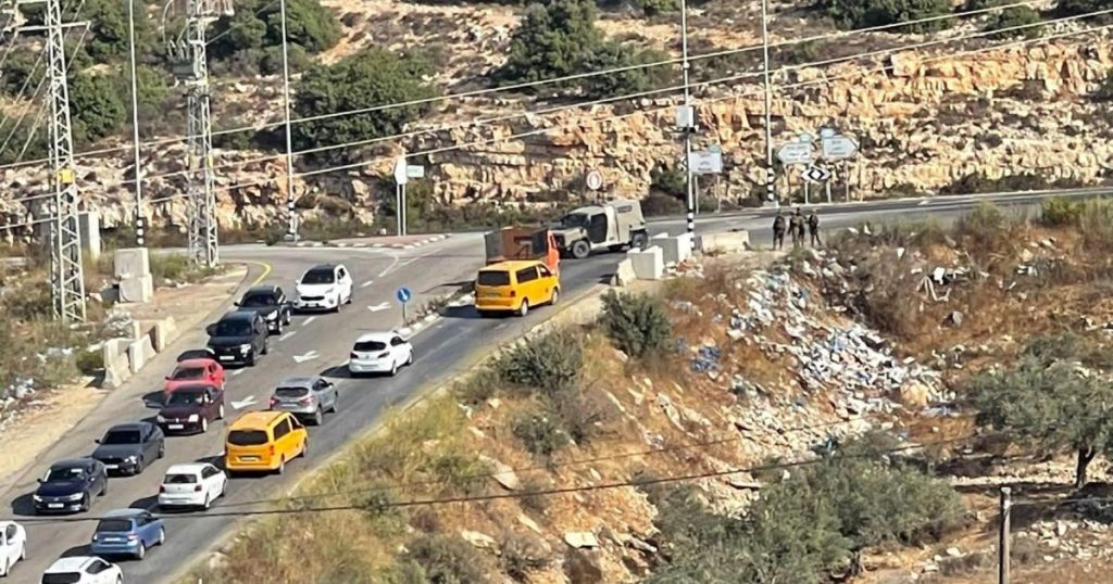 نصب حواجز عسكرية مشددة في عطارة وعين سينيا تمنع المركبات من المرور