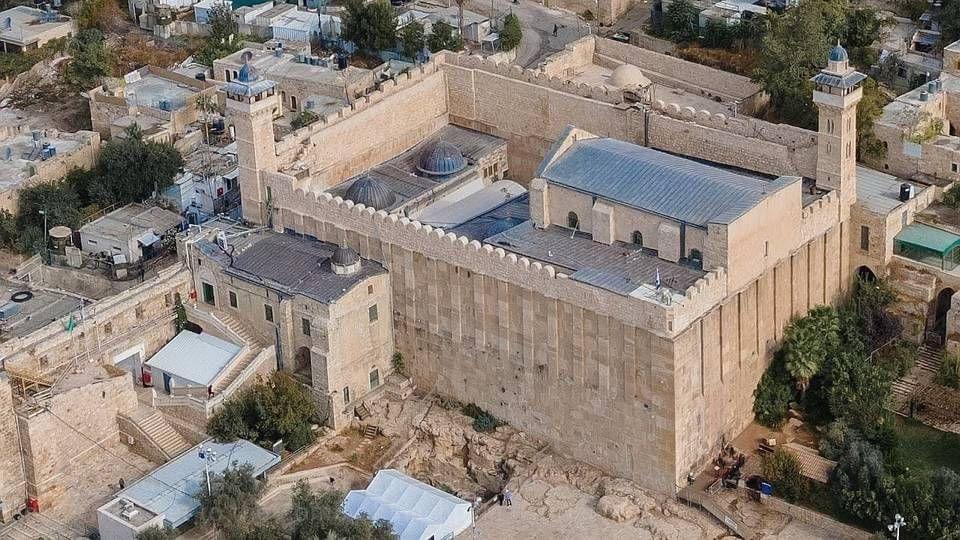 جريمة معمارية تطال "الحرم الإبراهيمي": الاحتلال يبدأ تسقيف الصحن بالحديد لفرض واقع استيطاني جديد