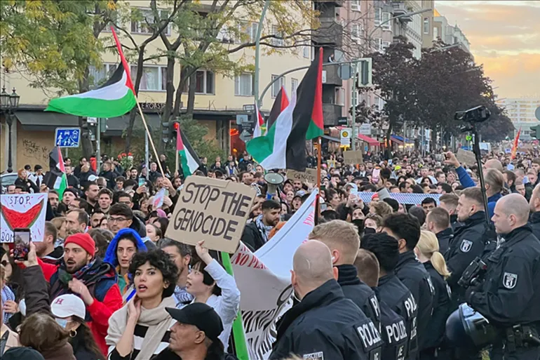 شوارع ألمانيا شهدت فعاليات كثيرة -ولا تزال- تضامنا مع فلسطين ولوقف الإبادة الجماعية فيها (الأناضول)