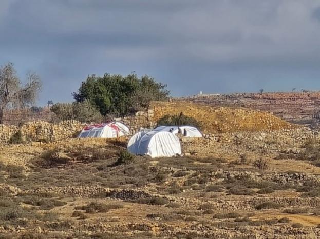 إخطارات بالإخلاء وتجريف واسع ينذر بمصادرة مئات الدونمات بالضفة