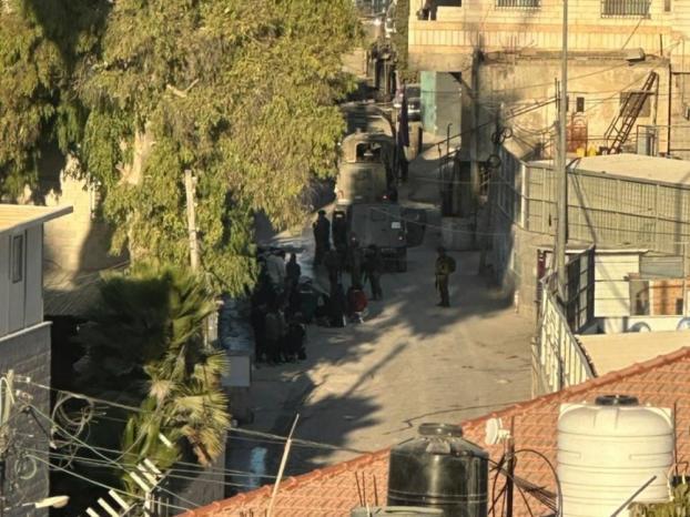 تحقيق ميداني مع عشرات المواطنين بالخليل واستهداف الطواقم الطبية وإعاقة الإسعاف في نابلس